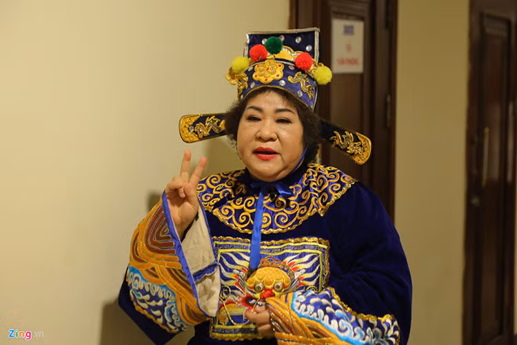 Nghệ sĩ Minh Vượng tạo dáng nhí nhảnh trước khi lên sân khấu. Ảnh: Zing