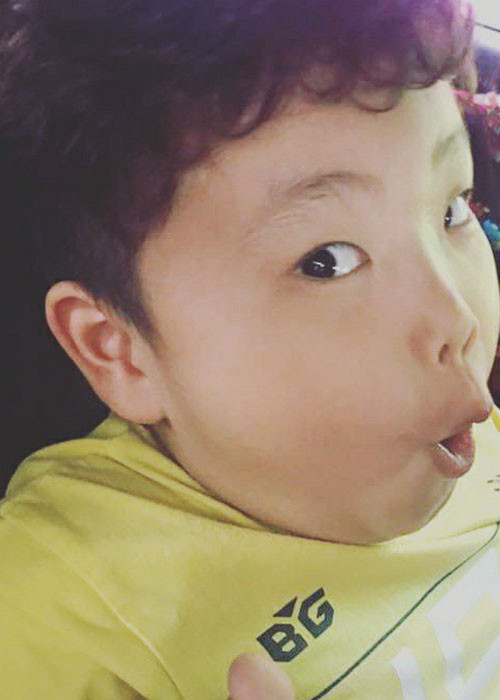 Bé Bi Béo sở hữu ngoại hình vô cùng đáng yêu với gương mặt bầu bĩnh, má phúng phính, cặp mắt ti hí.