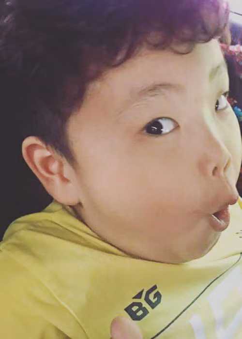 Bé Bi Béo sở hữu ngoại hình vô cùng đáng yêu với gương mặt bầu bĩnh, má phúng phính, cặp mắt ti hí.