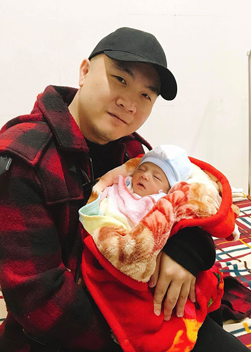 Đỗ Mạnh Cường quyết định nhận nuôi thêm một em bé.