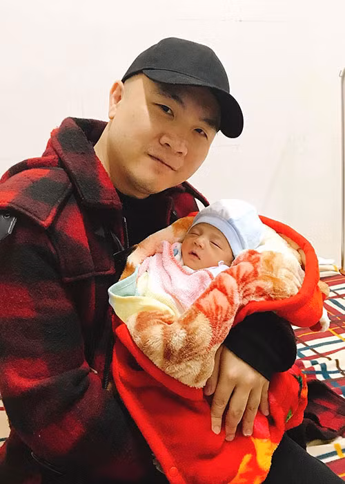 Đỗ Mạnh Cường quyết định nhận nuôi thêm một em bé.