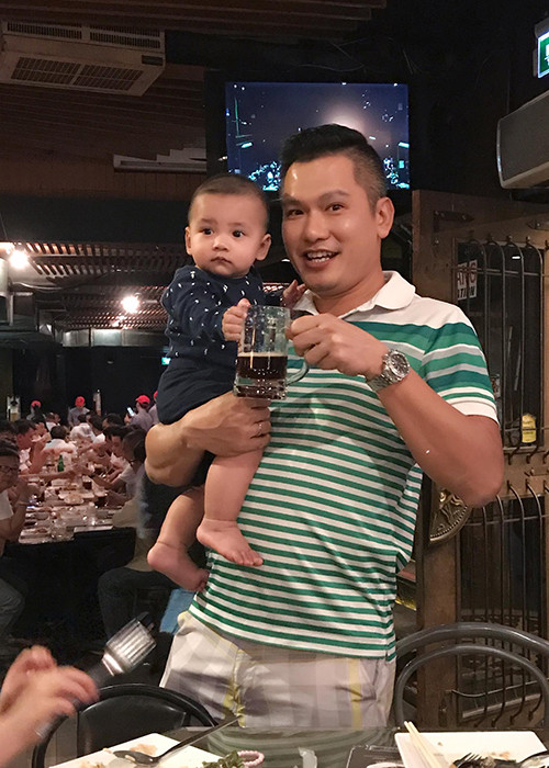 Bé Nu cất tiếng khóc chào đời ở Mỹ. Hiện, bé sống cùng bố mẹ và chị gái ở Việt Nam.