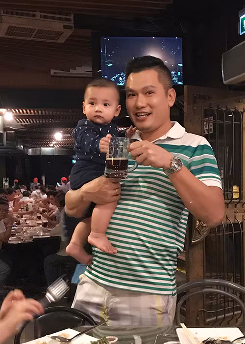 Bé Nu cất tiếng khóc chào đời ở Mỹ. Hiện, bé sống cùng bố mẹ và chị gái ở Việt Nam.