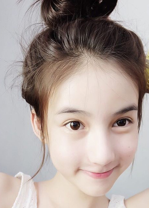 Để mặt mộc, Yoshi khiến nhiều cô gái phải ghen tỵ bởi gương mặt đẹp không tỳ vết.