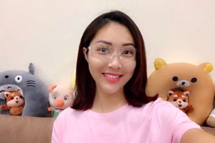 Hoa khôi Diệu Ngọc quyết định phẫu thuật mắt cận.