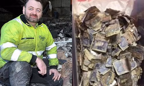 Người công nhân vệ sinh tìm được túi rác lớn chứa tiền. Ảnh: SWNS