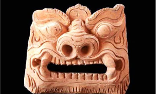 Viên ngói úp đầu bờ dải trang trí mặt sư tử độc đáo.