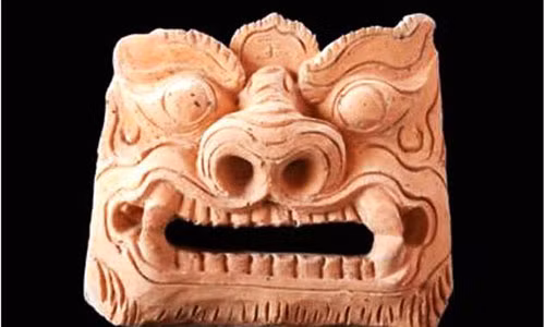 Viên ngói úp đầu bờ dải trang trí mặt sư tử độc đáo.