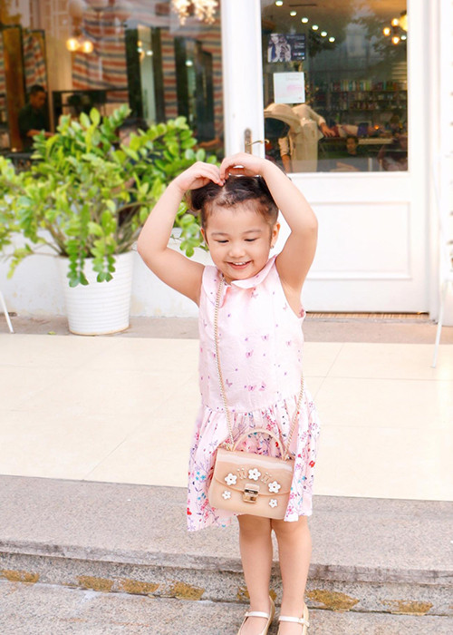 Bé Na được nhận xét thừa hưởng những nét đẹp từ bố lẫn mẹ.