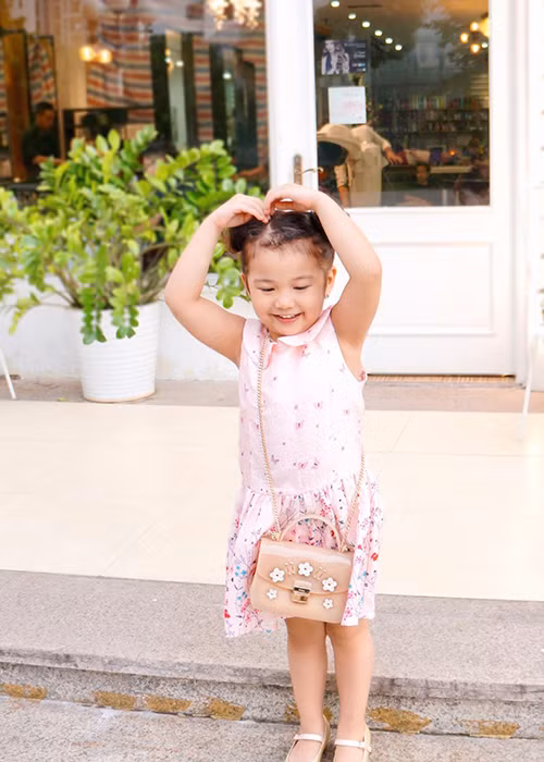 Bé Na được nhận xét thừa hưởng những nét đẹp từ bố lẫn mẹ.