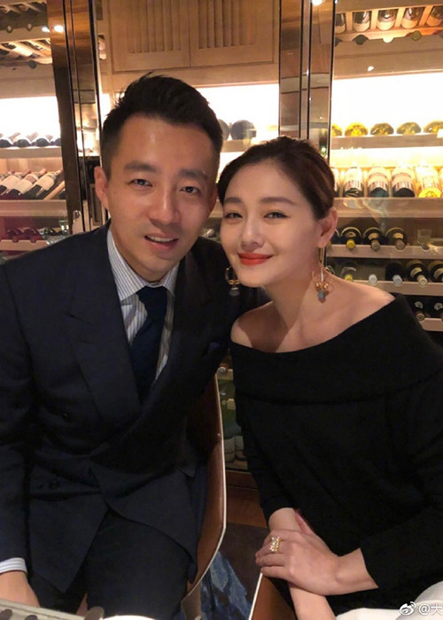 Uông Tiểu Phi hiện rất cưng chiều vợ và các con.