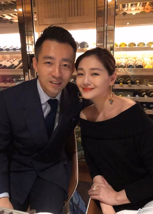 Uông Tiểu Phi hiện rất cưng chiều vợ và các con.