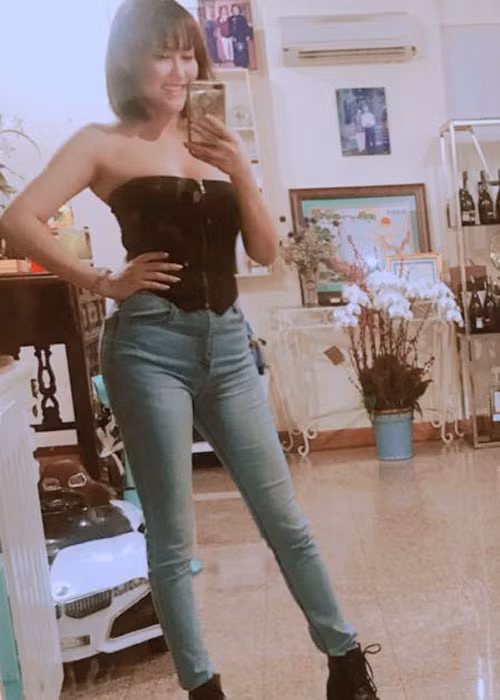 Hot Face sao Việt 24h: Phi Thanh Vân đăng tải hình ảnh gợi cảm kèm chú thích: “Một chút nổi loạn. Lâu lắm mới thấy mình trẻ con và yêu đời như vậy”.