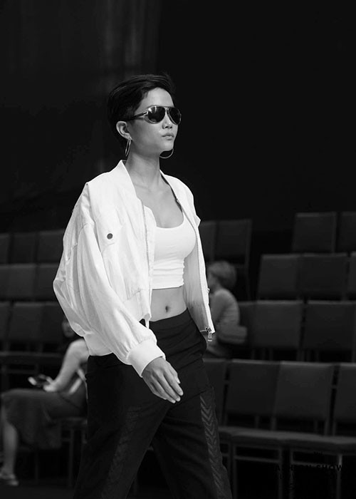 H'hen Niê khoe eo thon gọn khi diện áo crop top.