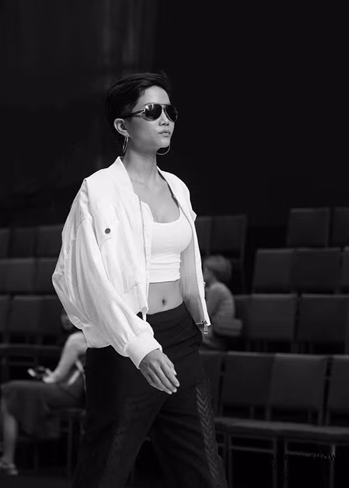 H'hen Niê khoe eo thon gọn khi diện áo crop top.