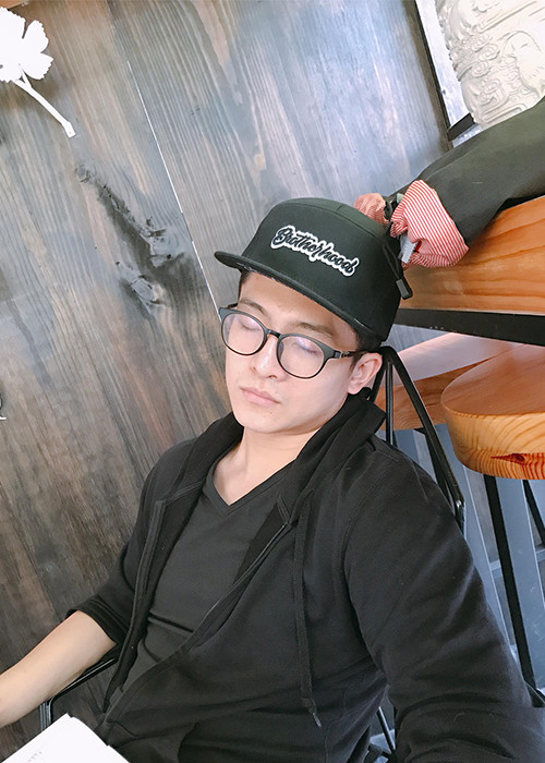 Midu lên tiếng khi Harry Lu để lộ gương mặt khác lạ: “Trải qua tai nạn và phẫu thuật bạn ấy đã chịu rất nhiều tổn thương nên đừng mang hình ảnh bạn ấy ra so sánh lung tung nữa được không ạ. Dù đẹp hay không đẹp trong mắt người khác, bạn ấy vẫn luôn là soái ca trong mắt mình. Đối với mình và những fan yêu quý, bạn ấy luôn đẹp. Vậy là được rồi. Hình này mình cố tình chụp dìm hàng bạn ấy nhưng có vẻ dìm hàng không thành công”.