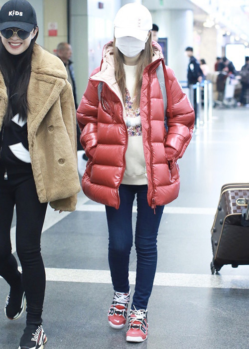 Có mặt tại sân bay mới đây, nữ diễn viên giữ thái độ im lặng dù người bạn bên cạnh liên tục nói chuyện.