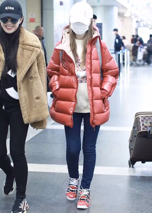 Có mặt tại sân bay mới đây, nữ diễn viên giữ thái độ im lặng dù người bạn bên cạnh liên tục nói chuyện.