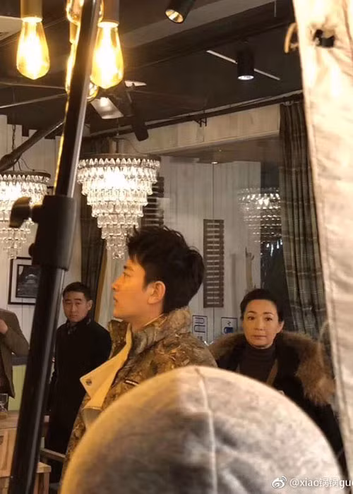 Ngoài đóng phim, Giả Nãi Lượng còn tất bật ghi hình cho chương trình Tết cùng với các nghệ sĩ. Ảnh: Weibo