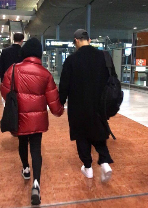 Song Joong Ki nắm chặt tay Song Hye Kyo khi hộ tống cô sang Paris tham gia một sự kiện thời trang.