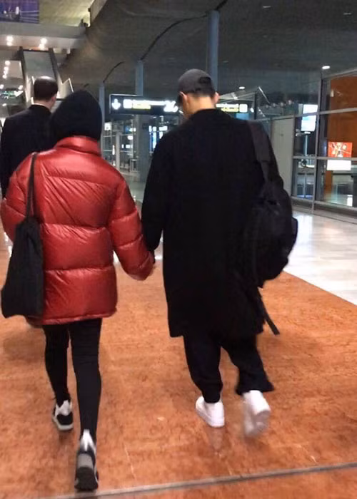 Song Joong Ki nắm chặt tay Song Hye Kyo khi hộ tống cô sang Paris tham gia một sự kiện thời trang.