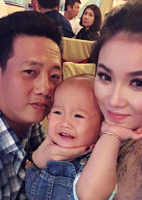 Lê Nam từng gửi lời ngọt ngào đến vợ: "3 năm chung sống. Mẹ sanh cho ba 2 đứa con dễ thương. Ba hay chọc mẹ xấu làm mẹ giận. Tại ba sợ ba nói mẹ đẹp, mẹ chảnh với ba. Hôm nay ngày cuối năm không chọc nữa. Mẹ lúc nào cũng đẹp. Yêu mẹ nhiều lắm”.