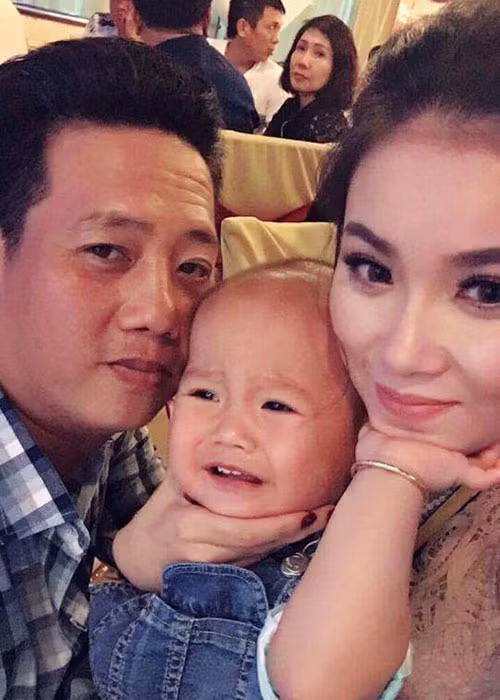 Lê Nam từng gửi lời ngọt ngào đến vợ: "3 năm chung sống. Mẹ sanh cho ba 2 đứa con dễ thương. Ba hay chọc mẹ xấu làm mẹ giận. Tại ba sợ ba nói mẹ đẹp, mẹ chảnh với ba. Hôm nay ngày cuối năm không chọc nữa. Mẹ lúc nào cũng đẹp. Yêu mẹ nhiều lắm”.