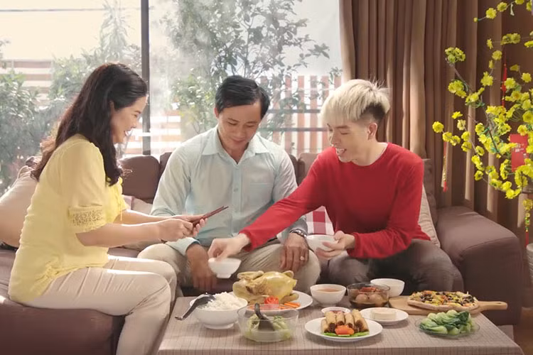 Trong khi đó, xuất hiện trong MV, Đức Phúc cùng gia đình ăn Tết đơn giản nhưng không kém phần hiện đại. Ảnh: Youtube