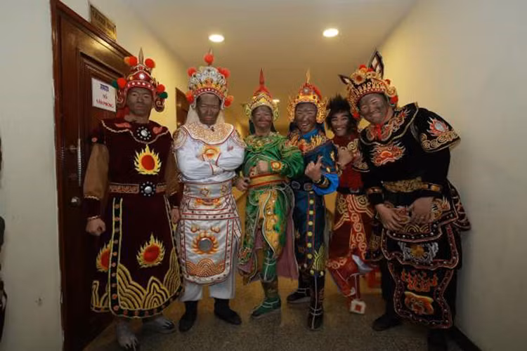 Hình ảnh Minh Quân bên các diễn viên trẻ cũng đảm nhận vai Thiên Lôi trong Táo quân 2018. Ảnh: Dân Việt