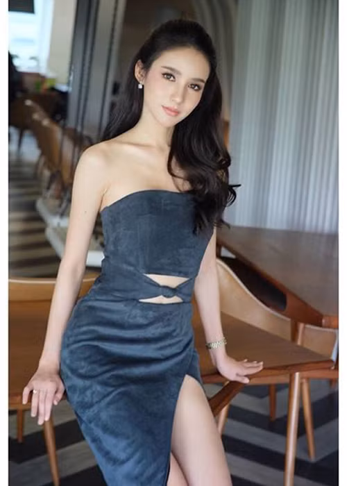 Yoshi được mệnh danh là "thần tiên tỷ phiên bản Thái Lan" hay "Angelababy xứ Chùa vàng".