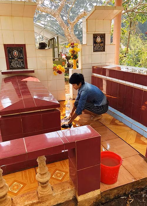 Diện trang phục vô cùng giản dị, H'hen Niê đã tự tay dọn dẹp phần mộ của tổ tiên.