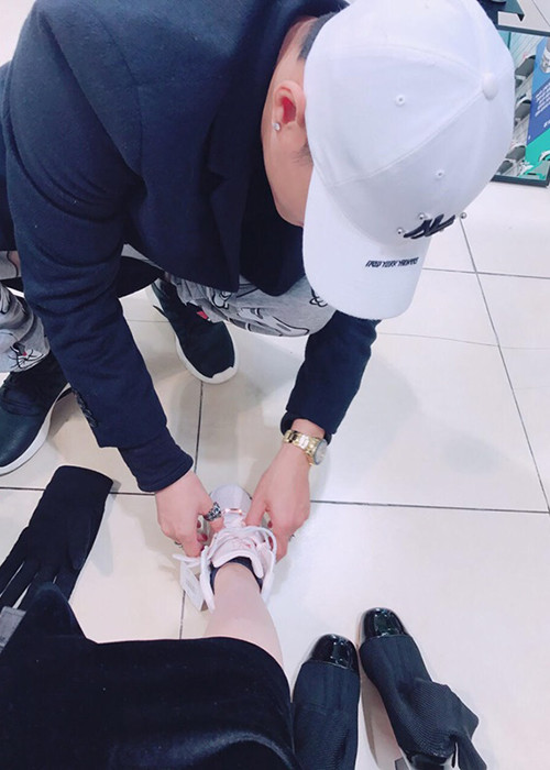 Lâm Vinh Hải liên tục thay giày giúp Linh Chi khi đi mua sắm.