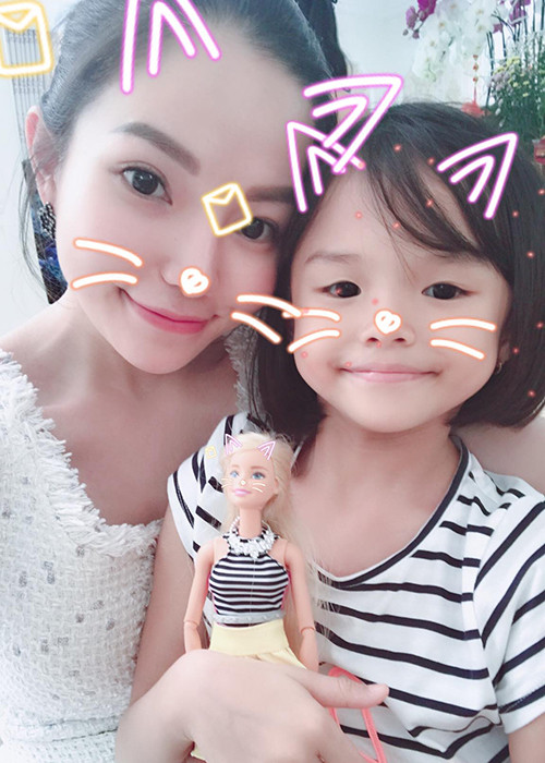 Giữa ồn ào với Linh Chi, Lý Phương Châu liên tục khoe ảnh bên cô con gái cưng của mình. Ảnh: FBNV