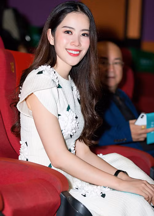 Bộ phim “798Mười” ngoài Nam Em, Kiều Minh Tuấn còn quy tụ dàn diễn viên đông đảo: Thu Trang, Dustin Nguyễn, Tiểu Bảo Quốc, Hoàng Sơn, Lê Bình, Đại Nghĩa…