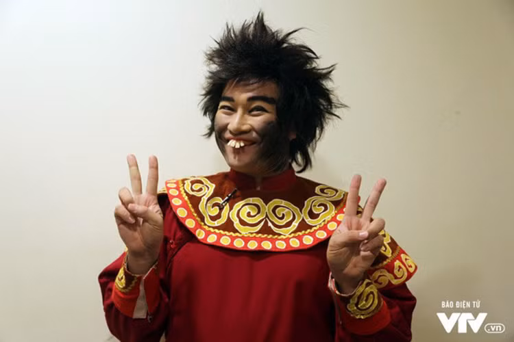 Xuất hiện trong Táo quân năm nay, Minh Quân tiếp tục đóng vai Thiên Lôi xấu xí. Ảnh: VTV