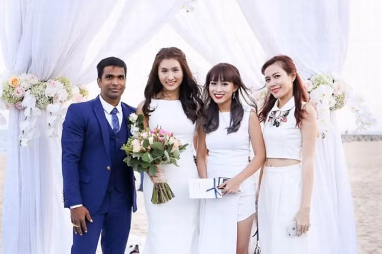 Tháng 3/2017, ảnh đám hỏi của diễn viên Nguyệt Ánh với một giáo viên yoga người Ấn Độ được bạn bè của cô chia sẻ. Trước đó, cô chưa từng tiết lộ nửa kia của mình. Ảnh: Ngoisao