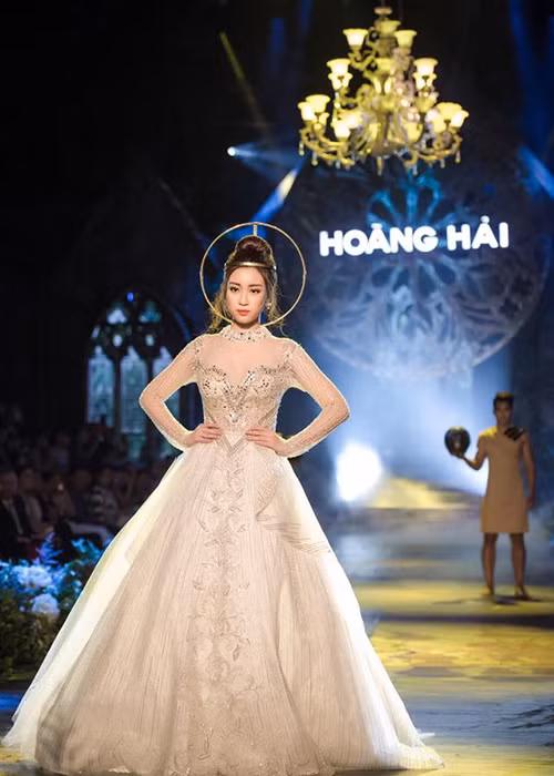 Năm 2017, nàng hoa hậu 9x còn gây ấn tượng trong vai trò người mẫu. Cô từng làm vedette show thời trang của NTK Hoàng Hải.
