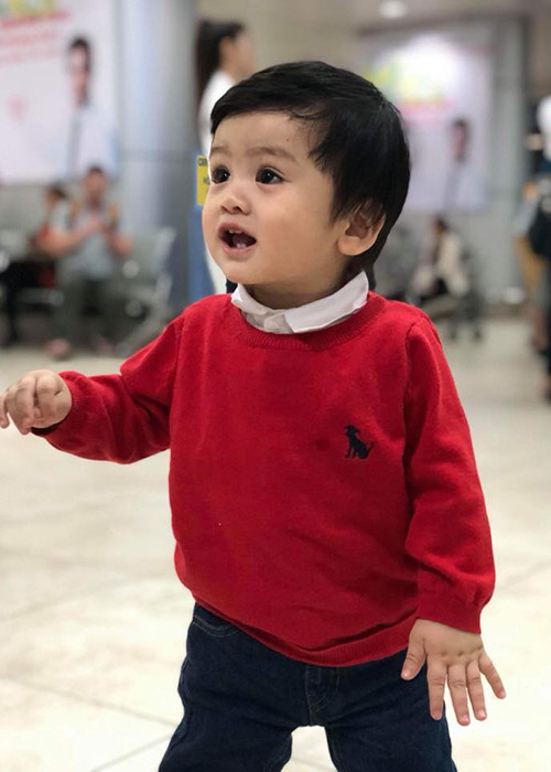 Ngọc Lan cũng tâm sự về cậu con trai: “Chàng trai có tuổi, cùng ba mẹ xây tiếp ngôi nhà hạnh phúc nhé. 12 tháng qua biết bao nhiêu là kỷ niệm. Bây giờ thì ba mẹ bắt đầu chiến đấu với sự quậy phá và biết thể hiện cái tôi của con. Cuộc chiến này không cân sức nhưng ba mẹ sẽ ráng. Yêu con”.