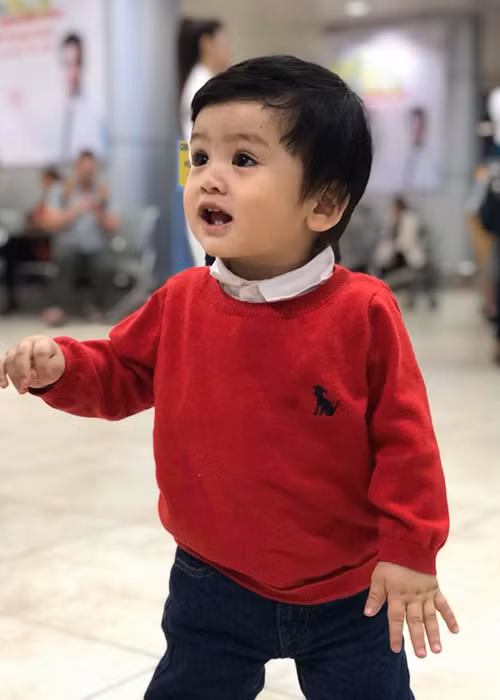 Ngọc Lan cũng tâm sự về cậu con trai: “Chàng trai có tuổi, cùng ba mẹ xây tiếp ngôi nhà hạnh phúc nhé. 12 tháng qua biết bao nhiêu là kỷ niệm. Bây giờ thì ba mẹ bắt đầu chiến đấu với sự quậy phá và biết thể hiện cái tôi của con. Cuộc chiến này không cân sức nhưng ba mẹ sẽ ráng. Yêu con”.