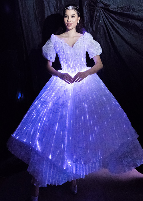 Bộ váy của Hoa hậu Phạm Hương được thiết kế rất đặc biệt với nhiều bóng đèn led bên trong giúp phát sáng lung linh.