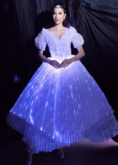 Bộ váy của Hoa hậu Phạm Hương được thiết kế rất đặc biệt với nhiều bóng đèn led bên trong giúp phát sáng lung linh.