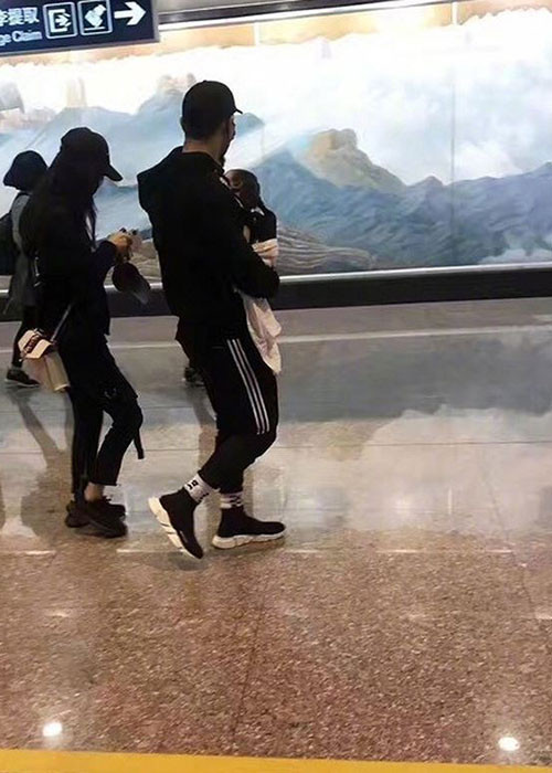 Huỳnh Hiểu Minh và Angelababy đều muốn con trai có cuộc sống bình thường nên nhất quyết giữ kín hình ảnh bé.