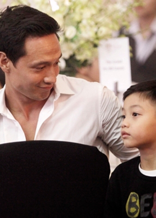 Trước đó, kể từ khi phải lòng Hồ Ngọc Hà, Kim Lý từng nhiều lần chiều chuộng bé Subeo. Ảnh: Vietnamnet