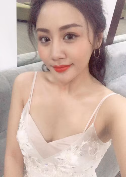 Văn Mai Hương than thở: “Lúc nào cũng đúng giờ khổ thật vì lúc nào cũng phải chờ đợi”.