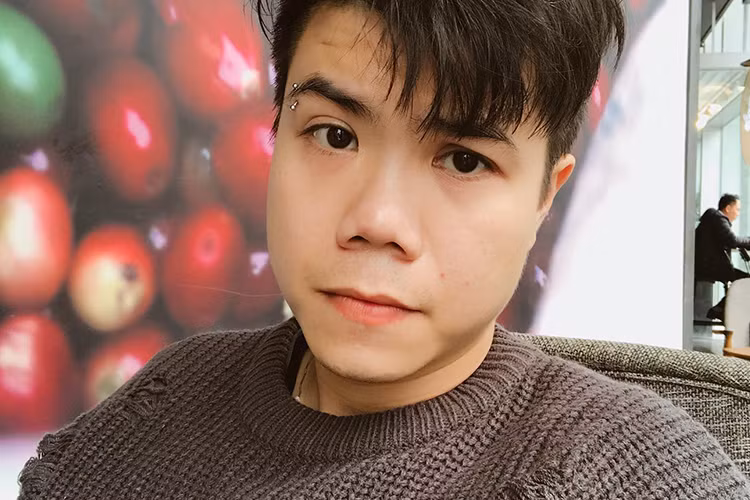 Đinh Mạnh Ninh tâm sự: “Thôi nhớ, năm hết Tết đến rồi, ông bà nào còn tiền tôi nợ thì tự giác nhắn tin để tôi trả nốt nhé! Trưởng thành cả rồi”.