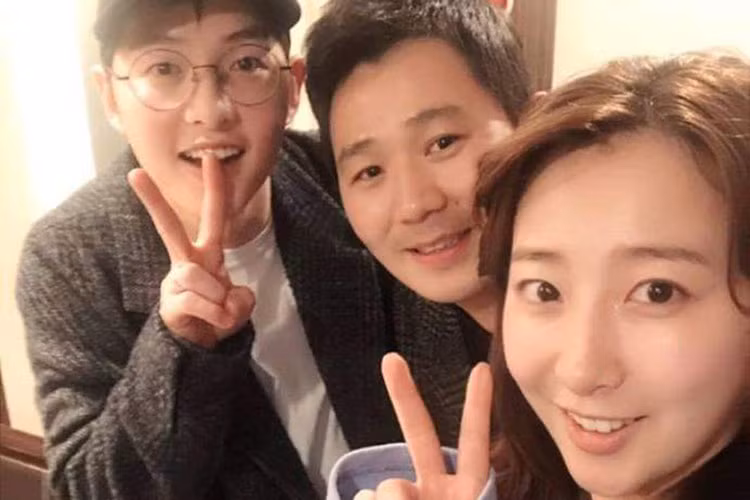 Mới đây, Song Joong Ki còn hộ tống Song Hye Kyo đi du lịch cùng bạn bè.