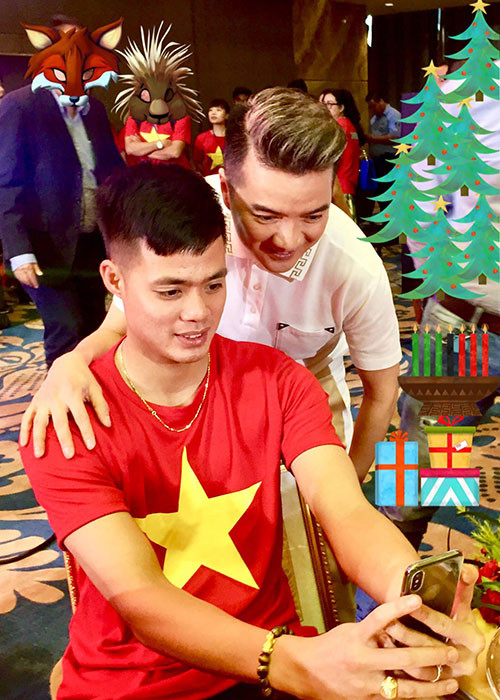 "Ông hoàng nhạc Việt" chụp ảnh kỷ niệm cùng một cầu thủ trẻ của U23 Việt Nam.