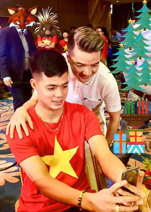 "Ông hoàng nhạc Việt" chụp ảnh kỷ niệm cùng một cầu thủ trẻ của U23 Việt Nam.