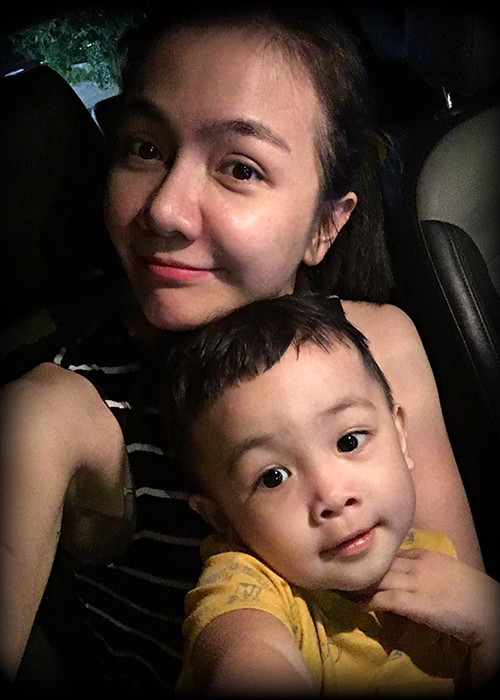 Ái Châu cảm thấy lo lắng khi con trai bị bệnh khiến cô không thể tập trung làm việc.