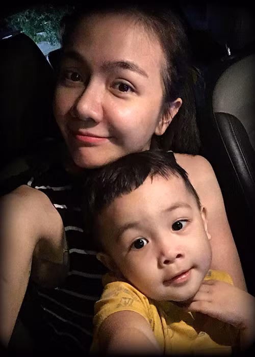 Ái Châu cảm thấy lo lắng khi con trai bị bệnh khiến cô không thể tập trung làm việc.